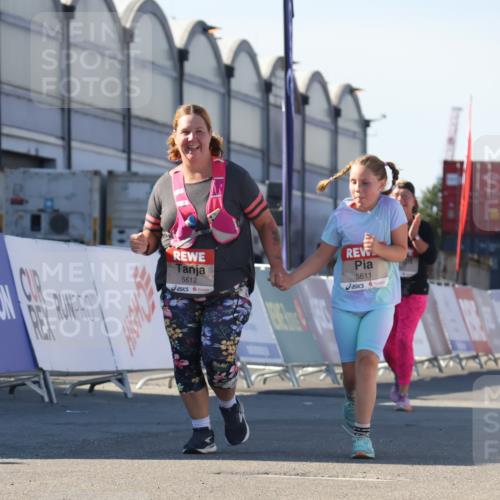 03.10.2025 - Köhlbrandbrückenlauf Luisa Fischer http://msf.ph/oto/9046682 03.10.2025 13:50:10 Ziel 7033, 7066, 9742, 5611, 5612 meine-sportfotos.de