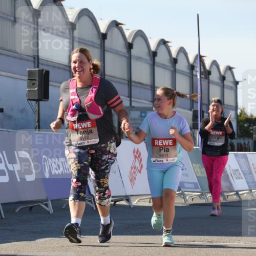 03.10.2025 - Köhlbrandbrückenlauf Luisa Fischer http://msf.ph/oto/9046698 03.10.2025 13:50:12 Ziel 7033, 9742, 5611, 5612 meine-sportfotos.de