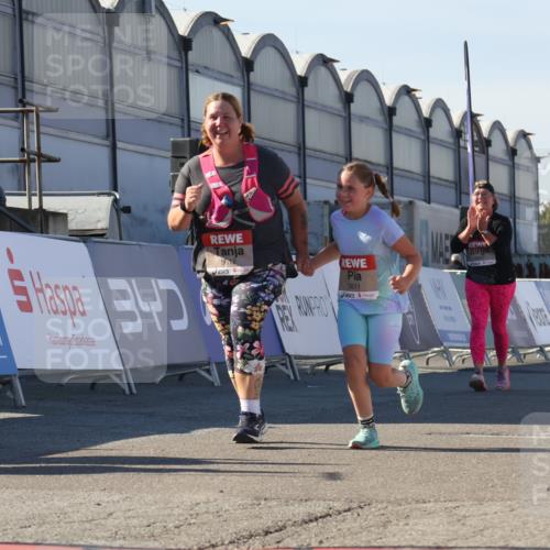 03.10.2025 - Köhlbrandbrückenlauf Luisa Fischer http://msf.ph/oto/9046702 03.10.2025 13:50:12 Ziel 7033, 9742, 5611, 5612 meine-sportfotos.de