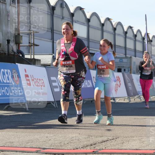 03.10.2025 - Köhlbrandbrückenlauf Luisa Fischer http://msf.ph/oto/9046703 03.10.2025 13:50:13 Ziel 7033, 9713, 5611, 5612 meine-sportfotos.de