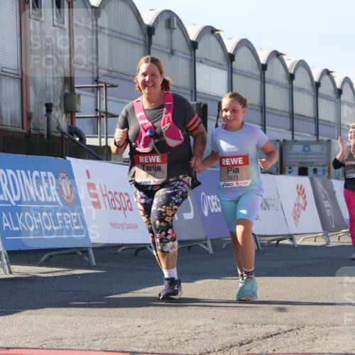 03.10.2025 - Köhlbrandbrückenlauf Luisa Fischer http://msf.ph/oto/9046706 03.10.2025 13:50:13 Ziel 7033, 9713, 5611, 5612 meine-sportfotos.de