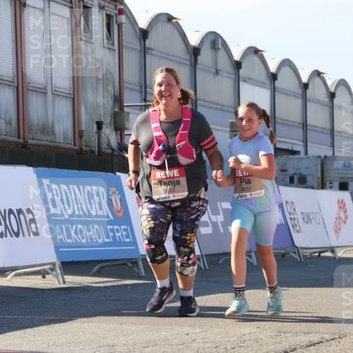 03.10.2025 - Köhlbrandbrückenlauf Luisa Fischer http://msf.ph/oto/9046710 03.10.2025 13:50:13 Ziel 7033, 9713, 5611, 5612 meine-sportfotos.de