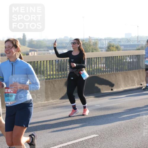 03.10.2025 - Köhlbrandbrückenlauf Lena Gebhardt http://msf.ph/oto/9046711 03.10.2025 09:28:30 Position 1 3819, 2763 meine-sportfotos.de