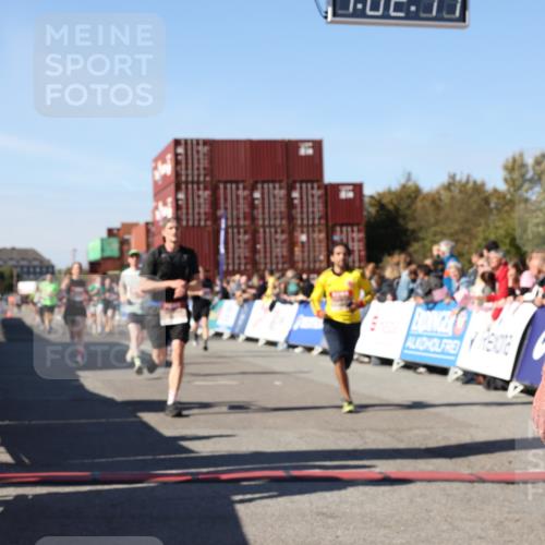 03.10.2025 - Köhlbrandbrückenlauf Lena Gebhardt http://msf.ph/oto/9046730 03.10.2025 13:02:18 Ziel 4109, 4130, 4281, 4337, 4492, 4946, 5617, 5697, 5747, 5845, 6465, 6492 meine-sportfotos.de
