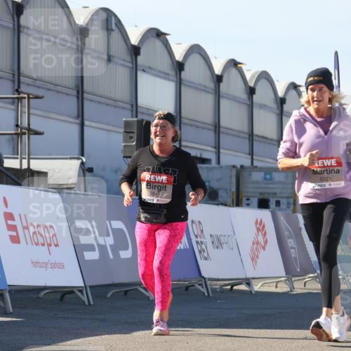 03.10.2025 - Köhlbrandbrückenlauf Luisa Fischer http://msf.ph/oto/9046732 03.10.2025 13:50:16 Ziel 7045, 9713, 5225, 5547, 5611, 5612 meine-sportfotos.de