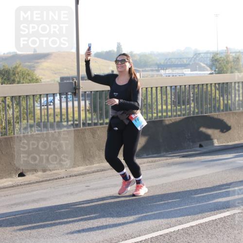03.10.2025 - Köhlbrandbrückenlauf Lena Gebhardt http://msf.ph/oto/9046733 03.10.2025 09:28:31 Position 1 2, 3892 meine-sportfotos.de