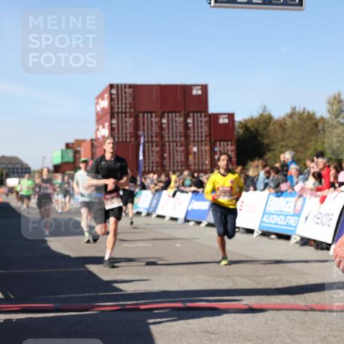 03.10.2025 - Köhlbrandbrückenlauf Lena Gebhardt http://msf.ph/oto/9046734 03.10.2025 13:02:18 Ziel 4109, 4130, 4281, 4337, 4492, 4946, 5617, 5697, 5747, 5845, 6465, 6492 meine-sportfotos.de