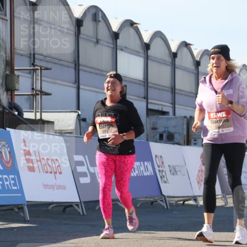 03.10.2025 - Köhlbrandbrückenlauf Luisa Fischer http://msf.ph/oto/9046735 03.10.2025 13:50:16 Ziel 7045, 9713, 5225, 5547, 5611, 5612 meine-sportfotos.de