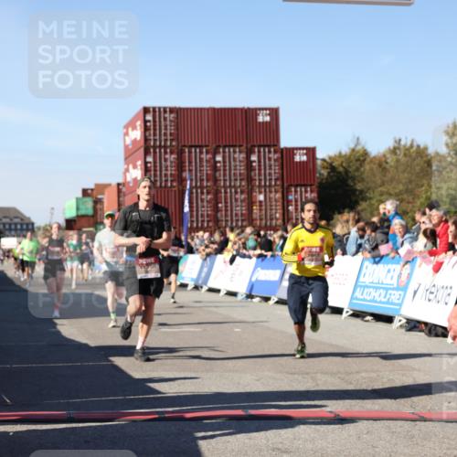 03.10.2025 - Köhlbrandbrückenlauf Lena Gebhardt http://msf.ph/oto/9046738 03.10.2025 13:02:18 Ziel 4109, 4130, 4281, 4337, 4492, 4946, 5617, 5697, 5747, 5845, 6465, 6492 meine-sportfotos.de