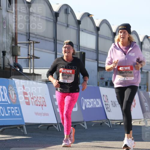 03.10.2025 - Köhlbrandbrückenlauf Luisa Fischer http://msf.ph/oto/9046739 03.10.2025 13:50:17 Ziel 7045, 9713, 5225, 5547, 5611, 5612 meine-sportfotos.de
