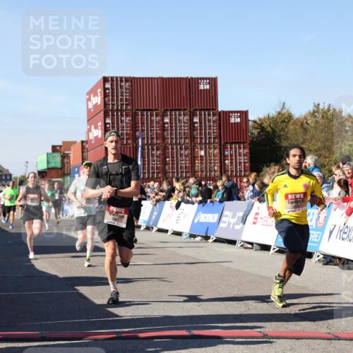 03.10.2025 - Köhlbrandbrückenlauf Lena Gebhardt http://msf.ph/oto/9046743 03.10.2025 13:02:18 Ziel 4109, 4130, 4281, 4337, 4492, 4946, 5617, 5697, 5747, 5845, 6465, 6492 meine-sportfotos.de