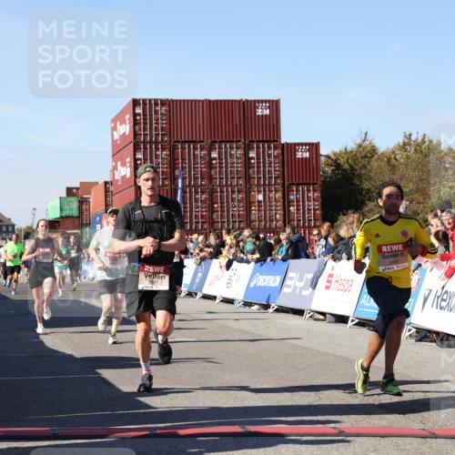 03.10.2025 - Köhlbrandbrückenlauf Lena Gebhardt http://msf.ph/oto/9046751 03.10.2025 13:02:18 Ziel 4109, 4130, 4281, 4337, 4492, 4946, 5617, 5697, 5747, 5845, 6465, 6492 meine-sportfotos.de
