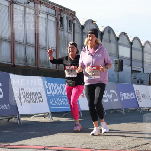03.10.2025 - Köhlbrandbrückenlauf Luisa Fischer http://msf.ph/oto/9046754 03.10.2025 13:50:18 Ziel 7045, 9713, 5225, 5547, 5611, 5612 meine-sportfotos.de