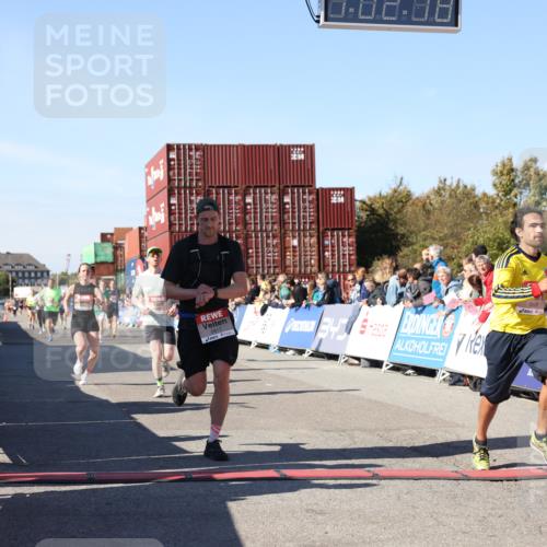 03.10.2025 - Köhlbrandbrückenlauf Lena Gebhardt http://msf.ph/oto/9046755 03.10.2025 13:02:18 Ziel 4109, 4130, 4281, 4337, 4492, 4946, 5617, 5697, 5747, 5845, 6465, 6492 meine-sportfotos.de