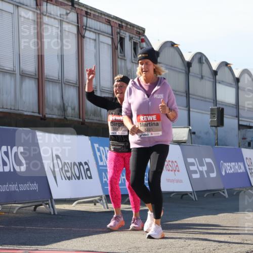 03.10.2025 - Köhlbrandbrückenlauf Luisa Fischer http://msf.ph/oto/9046758 03.10.2025 13:50:18 Ziel 7045, 9713, 5225, 5547, 5611, 5612 meine-sportfotos.de