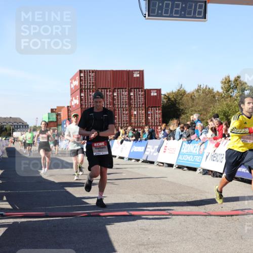 03.10.2025 - Köhlbrandbrückenlauf Lena Gebhardt http://msf.ph/oto/9046759 03.10.2025 13:02:19 Ziel 4109, 4130, 4277, 4281, 4337, 4492, 4946, 5617, 5697, 5747, 5845, 6465, 6492 meine-sportfotos.de