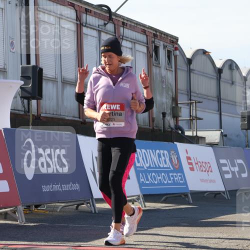 03.10.2025 - Köhlbrandbrückenlauf Luisa Fischer http://msf.ph/oto/9046763 03.10.2025 13:50:19 Ziel 7045, 9713, 5225, 5547, 5611, 5612 meine-sportfotos.de