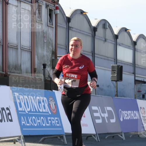 03.10.2025 - Köhlbrandbrückenlauf Luisa Fischer http://msf.ph/oto/9046768 03.10.2025 13:50:35 Ziel 7036, 7140, 5294, 5323 meine-sportfotos.de