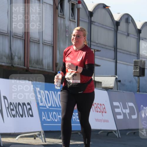 03.10.2025 - Köhlbrandbrückenlauf Luisa Fischer http://msf.ph/oto/9046772 03.10.2025 13:50:35 Ziel 7036, 7140, 5294, 5323 meine-sportfotos.de