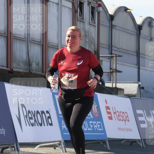 03.10.2025 - Köhlbrandbrückenlauf Luisa Fischer http://msf.ph/oto/9046774 03.10.2025 13:50:35 Ziel 7036, 7140, 5294, 5323 meine-sportfotos.de