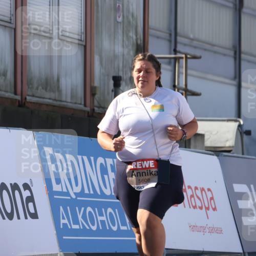 03.10.2025 - Köhlbrandbrückenlauf Luisa Fischer http://msf.ph/oto/9046791 03.10.2025 13:50:39 Ziel 7020, 7036, 5294, 5323, 5608 meine-sportfotos.de