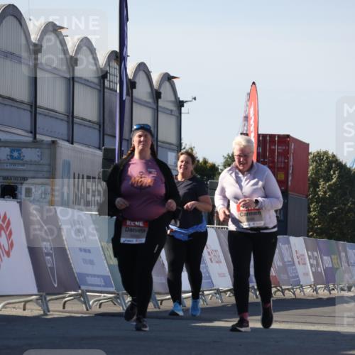 03.10.2025 - Köhlbrandbrückenlauf Luisa Fischer http://msf.ph/oto/9046806 03.10.2025 13:50:41 Ziel 7020, 7036, 5323, 5608 meine-sportfotos.de