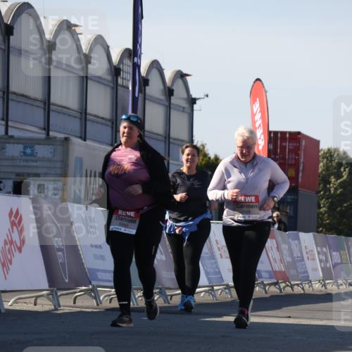03.10.2025 - Köhlbrandbrückenlauf Luisa Fischer http://msf.ph/oto/9046809 03.10.2025 13:50:41 Ziel 7020, 7036, 5323, 5608 meine-sportfotos.de