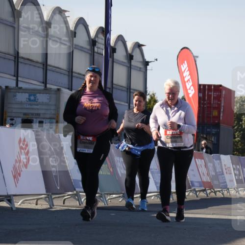 03.10.2025 - Köhlbrandbrückenlauf Luisa Fischer http://msf.ph/oto/9046814 03.10.2025 13:50:42 Ziel 7020, 7065, 5323, 5608 meine-sportfotos.de