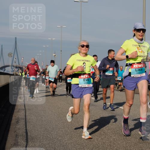 03.10.2025 - Köhlbrandbrückenlauf Fabian Wolf http://msf.ph/oto/9046816 03.10.2025 09:58:50 Position 3 3106, 2285, 3107 meine-sportfotos.de