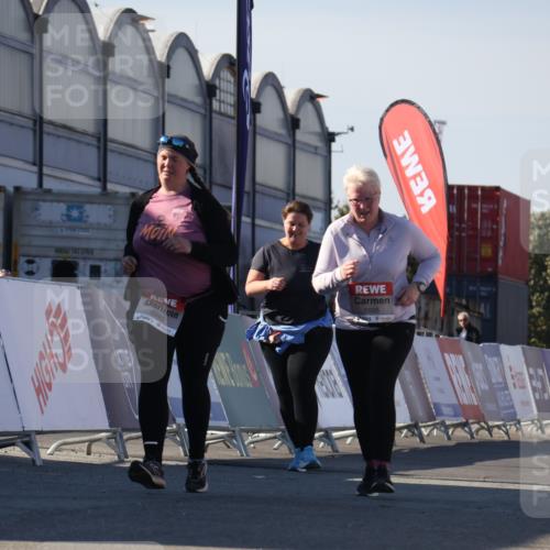 03.10.2025 - Köhlbrandbrückenlauf Luisa Fischer http://msf.ph/oto/9046817 03.10.2025 13:50:42 Ziel 7020, 7065, 5323, 5608 meine-sportfotos.de