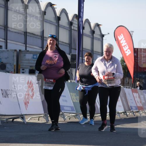 03.10.2025 - Köhlbrandbrückenlauf Luisa Fischer http://msf.ph/oto/9046822 03.10.2025 13:50:42 Ziel 7020, 7065, 5323, 5608 meine-sportfotos.de