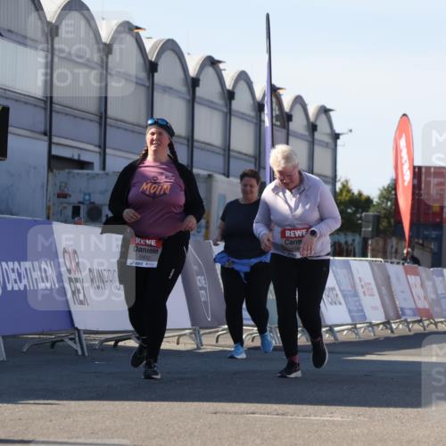 03.10.2025 - Köhlbrandbrückenlauf Luisa Fischer http://msf.ph/oto/9046831 03.10.2025 13:50:43 Ziel 7020, 7065, 5323, 5608 meine-sportfotos.de