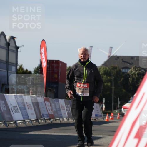 03.10.2025 - Köhlbrandbrückenlauf Luisa Fischer http://msf.ph/oto/9046846 03.10.2025 13:50:46 Ziel 7020, 7065, 5323, 5595, 5608, 5992 meine-sportfotos.de