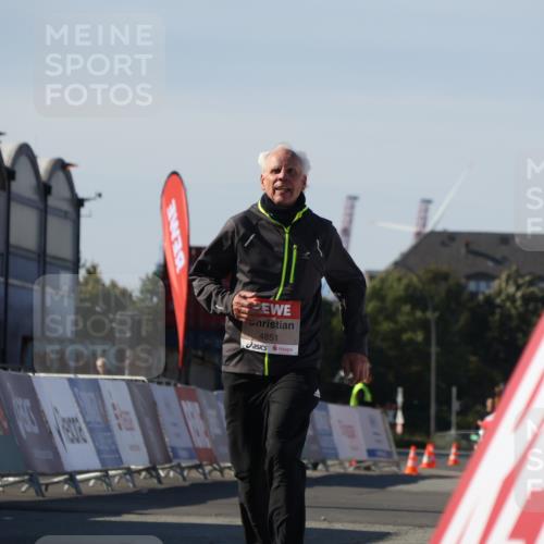 03.10.2025 - Köhlbrandbrückenlauf Luisa Fischer http://msf.ph/oto/9046865 03.10.2025 13:50:47 Ziel 7020, 7065, 5323, 5472, 5595, 5608, 5992 meine-sportfotos.de