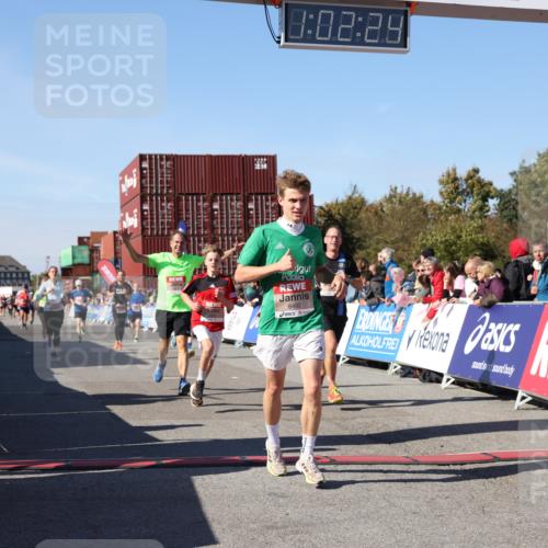 03.10.2025 - Köhlbrandbrückenlauf Lena Gebhardt http://msf.ph/oto/9046867 03.10.2025 13:02:24 Ziel 4130, 4187, 4271, 4277, 4281, 4337, 4380, 4492, 4783, 4946, 5080, 5617, 5697, 5747, 5784, 5845, 6465, 6492 meine-sportfotos.de