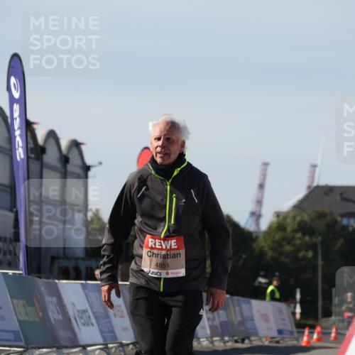 03.10.2025 - Köhlbrandbrückenlauf Luisa Fischer http://msf.ph/oto/9046880 03.10.2025 13:50:49 Ziel 7065, 4851, 5472, 5595, 5608, 5992 meine-sportfotos.de