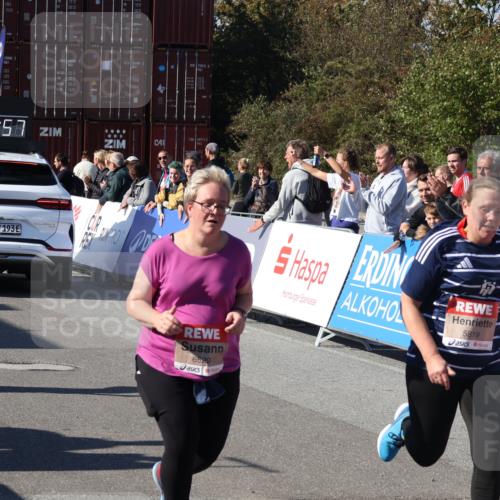 03.10.2025 - Köhlbrandbrückenlauf Luisa Fischer http://msf.ph/oto/9046902 03.10.2025 13:53:56 Ziel 7074, 7181, 9268, 5603, 5819, 6529 meine-sportfotos.de
