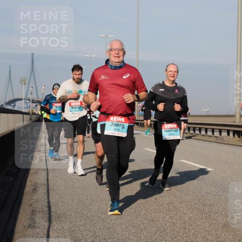 03.10.2025 - Köhlbrandbrückenlauf Fabian Wolf http://msf.ph/oto/9046915 03.10.2025 09:58:55 Position 3 3276, 3595, 2825 meine-sportfotos.de
