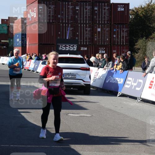 03.10.2025 - Köhlbrandbrückenlauf Luisa Fischer http://msf.ph/oto/9046918 03.10.2025 13:53:58 Ziel 7074, 9268, 5603, 5819, 6529, 6549 meine-sportfotos.de