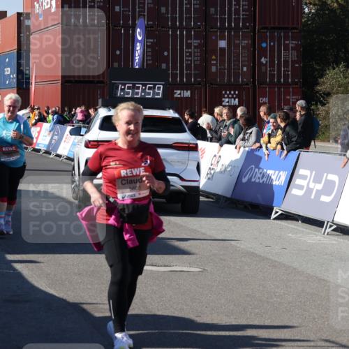 03.10.2025 - Köhlbrandbrückenlauf Luisa Fischer http://msf.ph/oto/9046922 03.10.2025 13:53:58 Ziel 7074, 9268, 5603, 5819, 6529, 6549 meine-sportfotos.de
