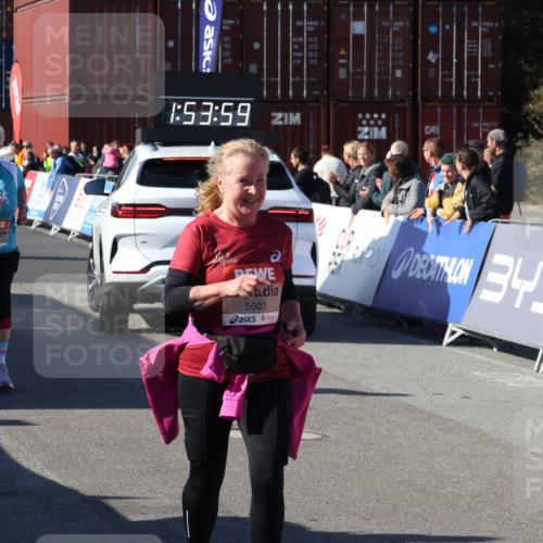 03.10.2025 - Köhlbrandbrückenlauf Luisa Fischer http://msf.ph/oto/9046924 03.10.2025 13:53:58 Ziel 7074, 9268, 5603, 5819, 6529, 6549 meine-sportfotos.de