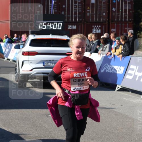 03.10.2025 - Köhlbrandbrückenlauf Luisa Fischer http://msf.ph/oto/9046928 03.10.2025 13:53:59 Ziel 7074, 9268, 5603, 5819, 6529, 6549 meine-sportfotos.de