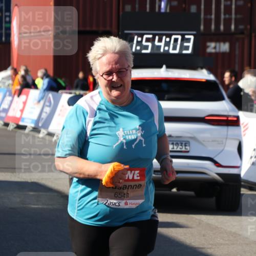 03.10.2025 - Köhlbrandbrückenlauf Luisa Fischer http://msf.ph/oto/9046930 03.10.2025 13:54:02 Ziel 5603, 5819, 6529, 6549 meine-sportfotos.de