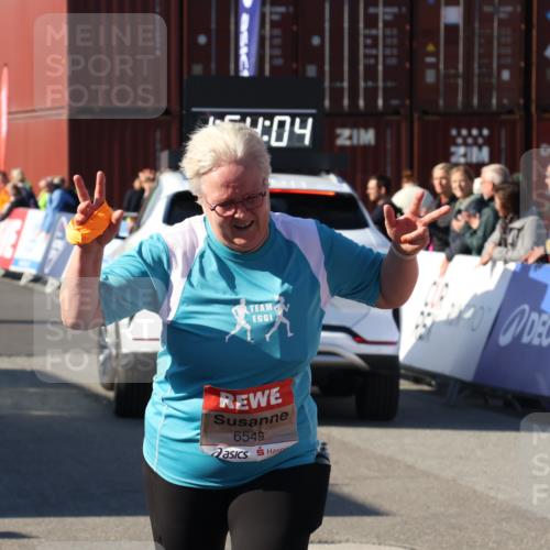 03.10.2025 - Köhlbrandbrückenlauf Luisa Fischer http://msf.ph/oto/9046939 03.10.2025 13:54:03 Ziel 5603, 5819, 6529, 6549 meine-sportfotos.de