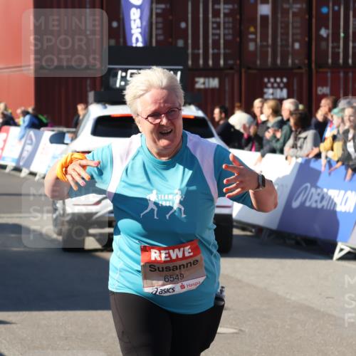 03.10.2025 - Köhlbrandbrückenlauf Luisa Fischer http://msf.ph/oto/9046943 03.10.2025 13:54:03 Ziel 5603, 5819, 6529, 6549 meine-sportfotos.de