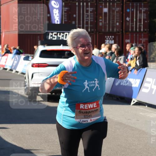 03.10.2025 - Köhlbrandbrückenlauf Luisa Fischer http://msf.ph/oto/9046946 03.10.2025 13:54:03 Ziel 5603, 5819, 6529, 6549 meine-sportfotos.de