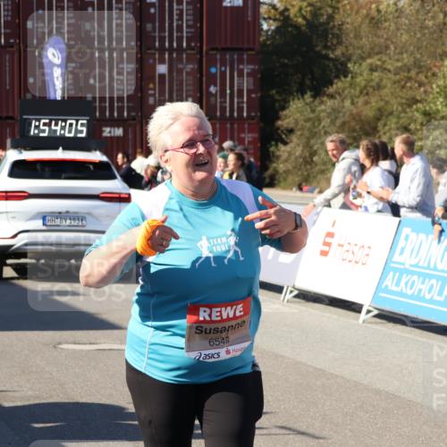03.10.2025 - Köhlbrandbrückenlauf Luisa Fischer http://msf.ph/oto/9046954 03.10.2025 13:54:04 Ziel 5603, 5819, 6529, 6549 meine-sportfotos.de