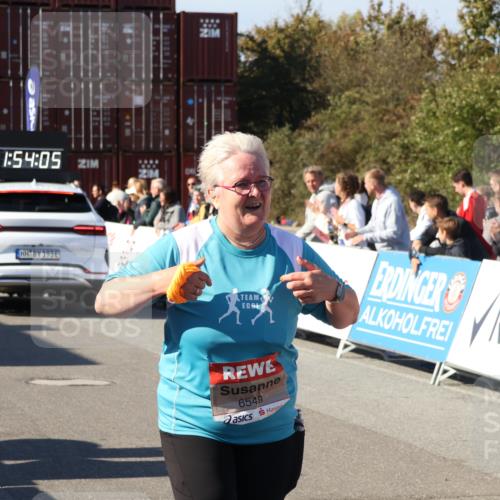 03.10.2025 - Köhlbrandbrückenlauf Luisa Fischer http://msf.ph/oto/9046956 03.10.2025 13:54:04 Ziel 5603, 5819, 6529, 6549 meine-sportfotos.de