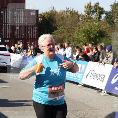 03.10.2025 - Köhlbrandbrückenlauf Luisa Fischer http://msf.ph/oto/9046961 03.10.2025 13:54:05 Ziel 8920, 5603, 5819, 6529, 6549 meine-sportfotos.de
