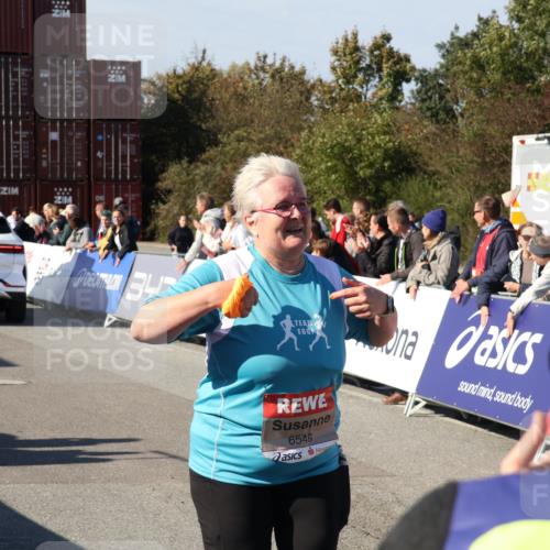 03.10.2025 - Köhlbrandbrückenlauf Luisa Fischer http://msf.ph/oto/9046963 03.10.2025 13:54:05 Ziel 8920, 5603, 5819, 6529, 6549 meine-sportfotos.de
